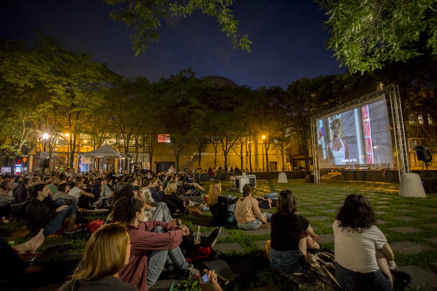 Ce cinéma en plein-air des Jardins Gamelin vous proposent des films d'ici à découvrir sous les étoiles