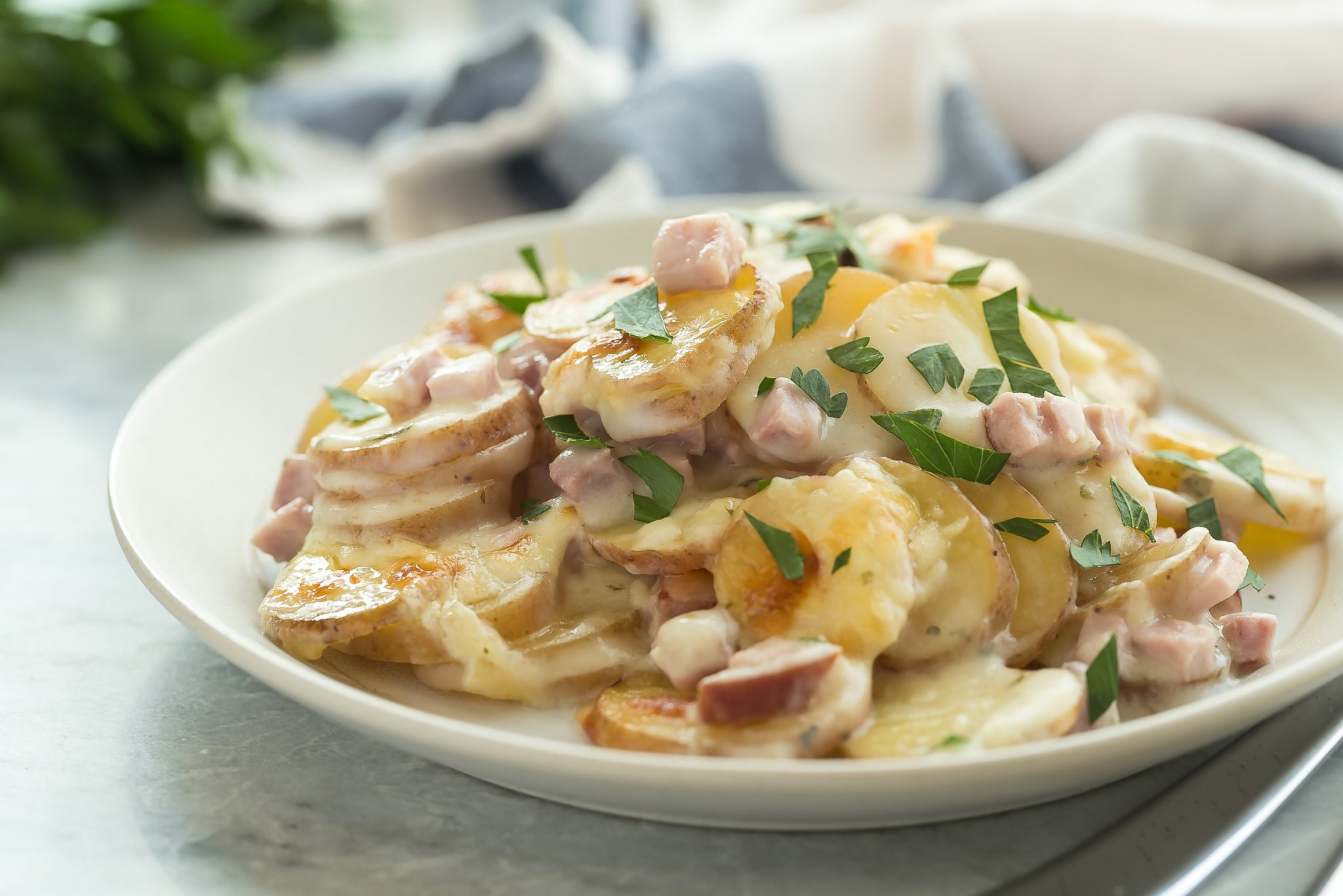 Si vous voulez un accompagnement riche et goûteux, ces pommes de terre à la normande avec jambon sont parfaites