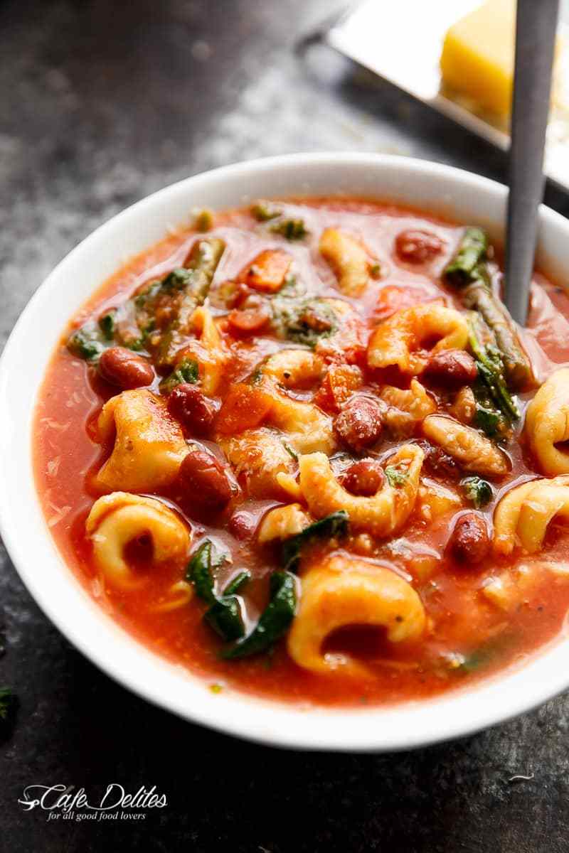 Cette recette de soupe minestrone aux tortellinis est une valeur sûre et réconfortante