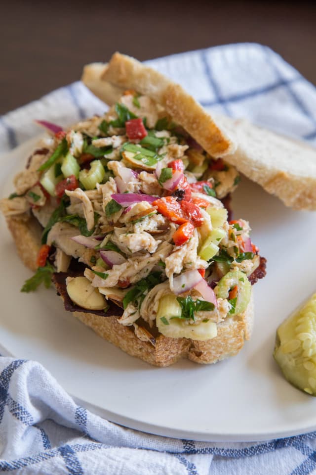 Ce sandwich de salade de poulet à l'italienne est parfait pour un délicieux lunch santé