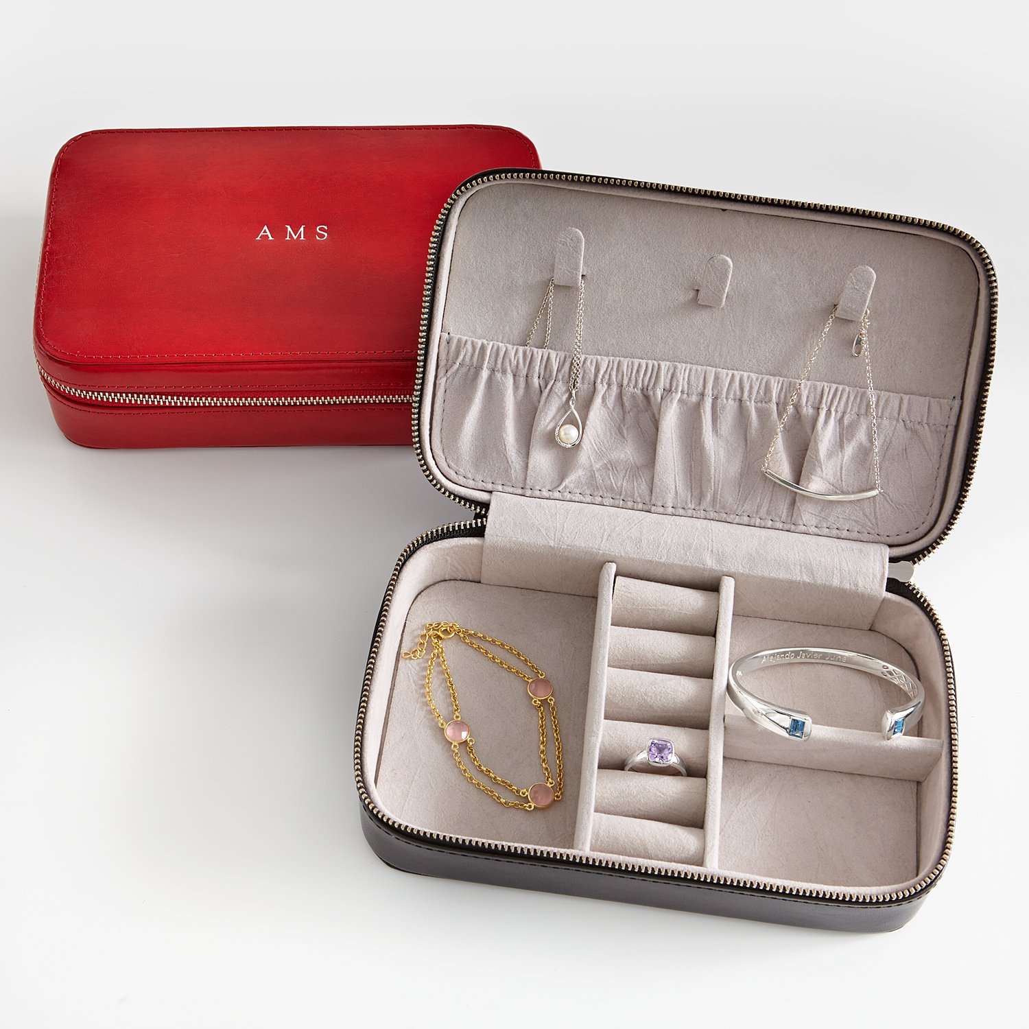 Un étui à bijoux de voyage est une excellente idée de cadeau à donner à une femme pour toute occasion