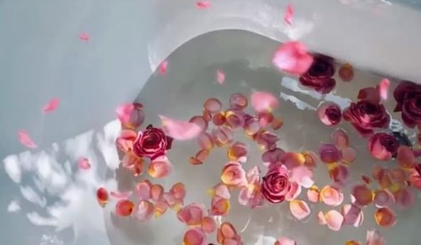 Bienfaits eau de rose: de l’apaisement de la peau au dessert savoureux
