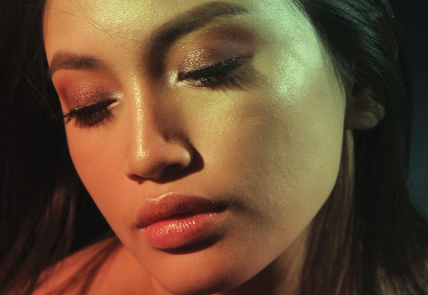 The coolest holographic makeup for women of the future