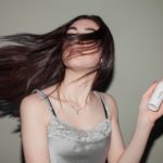 «Oil slick hair» : Cheveux colorés arc-en-ciel pour les brunes