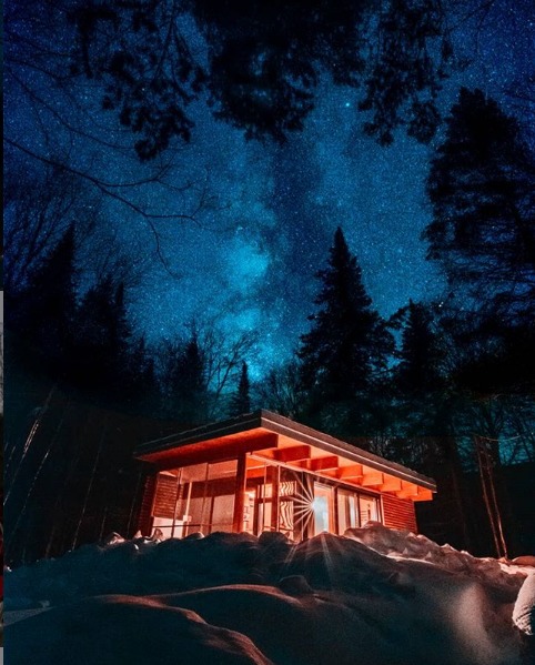 Chalet hiver ciel étoilé forêt