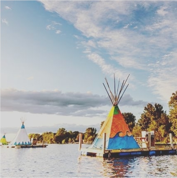 Tipis flottants sur lac