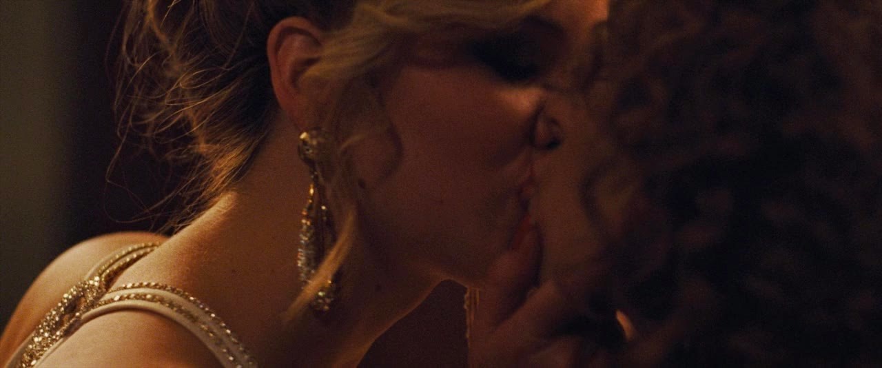 Jennifer Lawrence and Amy Adams kissing