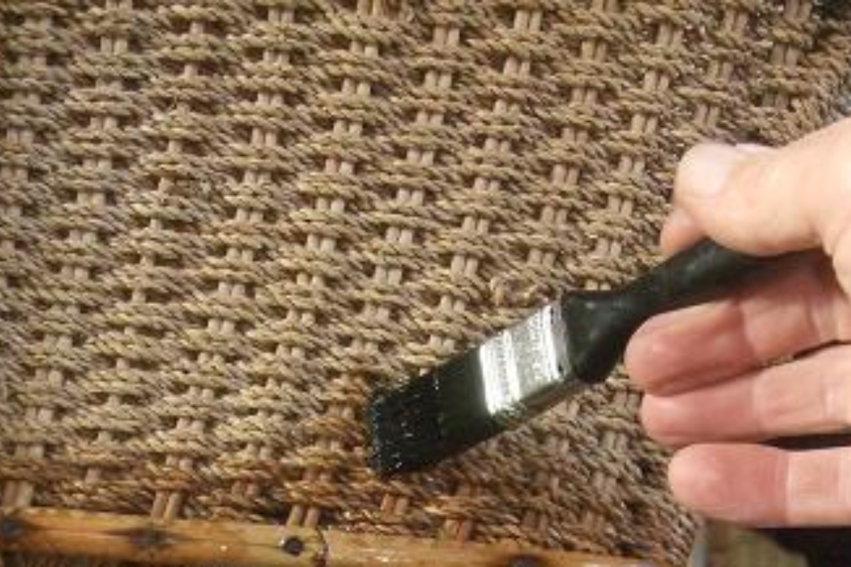 Brush Wicker Furniture With Oil
