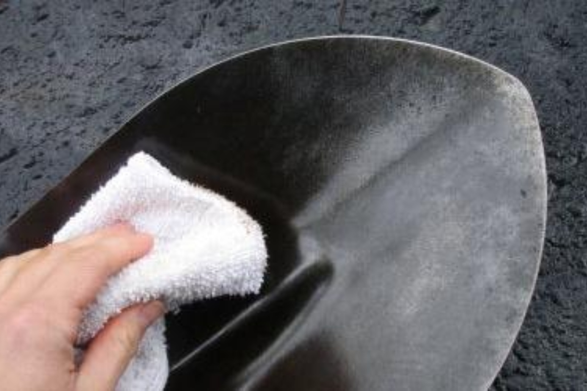 Rub Shovel With White Cloth
