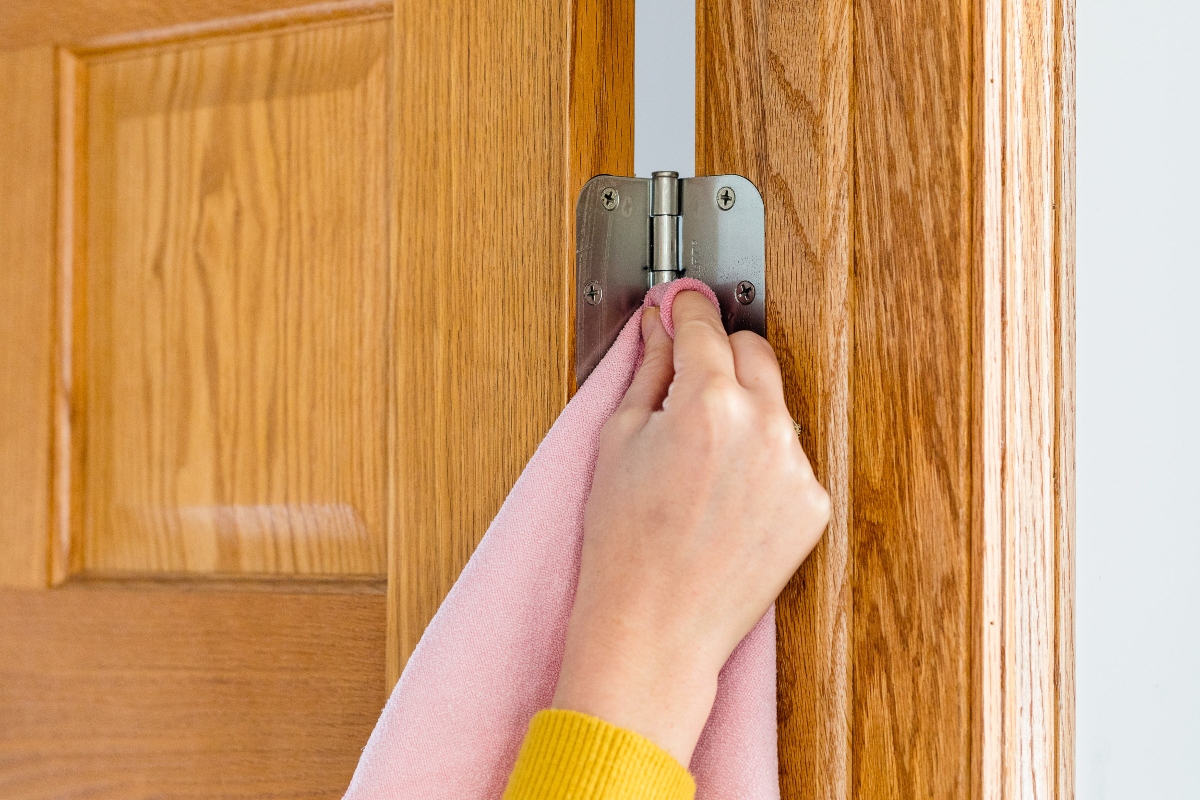 Rubbing Hinge With Cloth