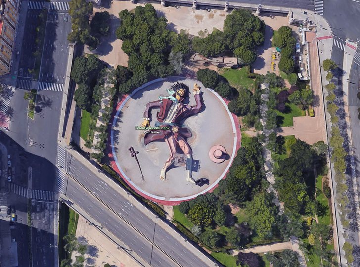 Gulliver on top of building
